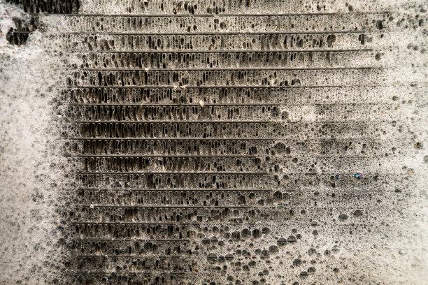 清洗和清洗汽车散热器散热板，模具上的污渍很脏的汽车空调盘管。图片下载