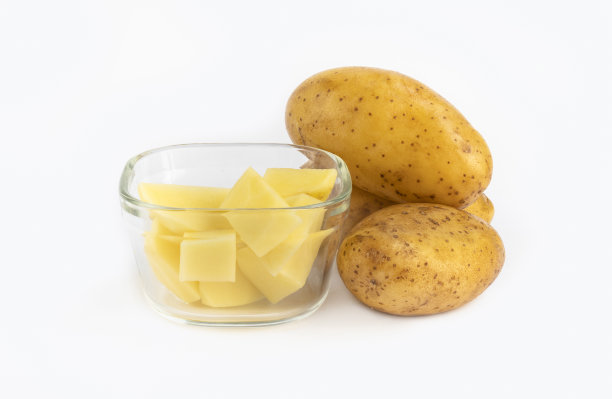 切碎的生土豆放入小玻璃容器中图片下载
