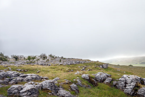 天空雾蒙蒙的石灰石人行道。图片下载