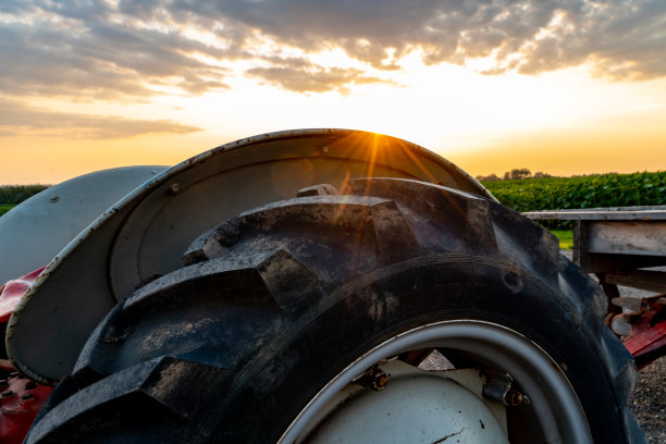 黄昏拖拉机轮胎图片下载
