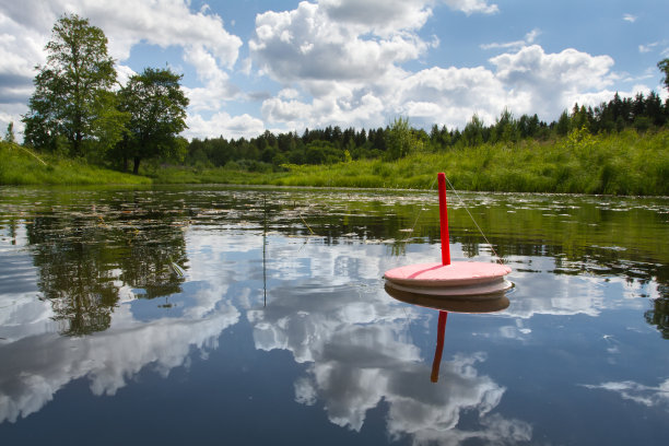 一个满载的渔网漂浮在湖面上，等待被鱼咬一口图片下载