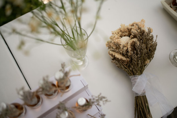 用鲜花装饰婚礼。图片下载