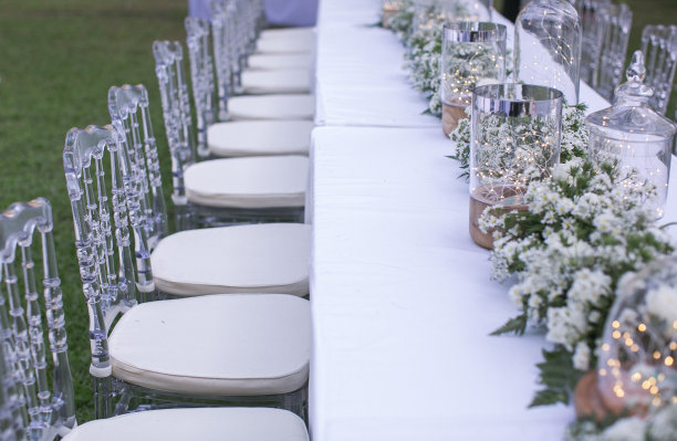为宴会或婚宴准备的桌子。图片下载