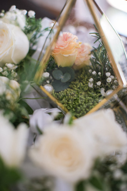 用鲜花装饰婚礼。图片下载