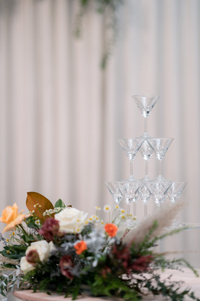 用鲜花装饰婚礼。图片下载