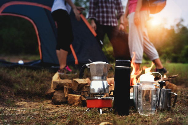 户外露营与手动设备咖啡套装，旅游露营旅行，户外远足探险和旅游设备的概念。图片下载