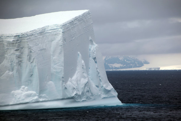 巨大的自由漂浮冰山。南极洲。图片下载