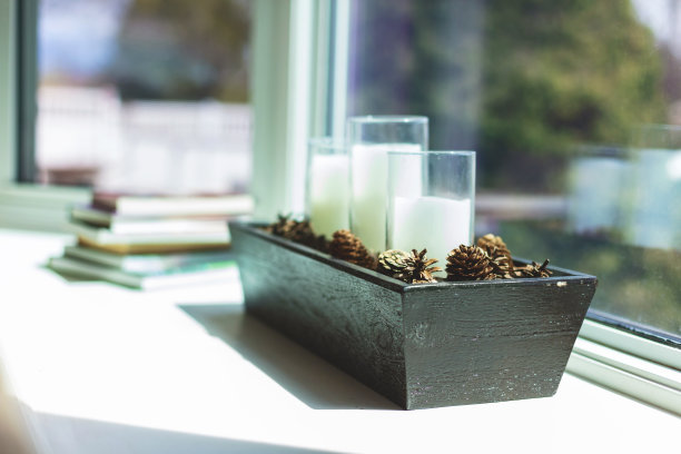 花盆和蜡烛窗台对象在现代农家风格厨房照片系列图片下载