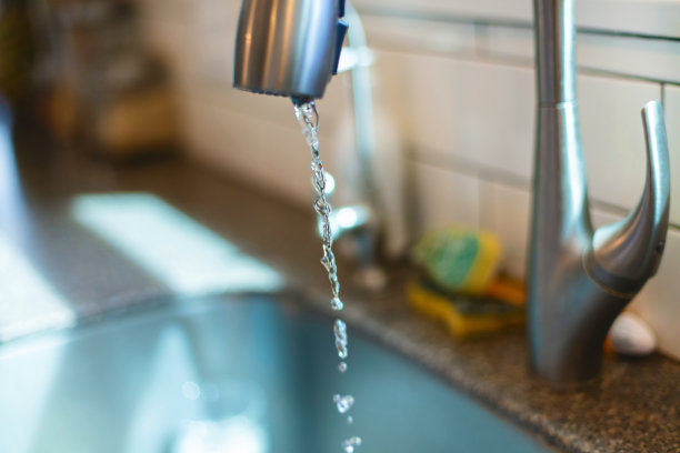 现代农家风格厨房的自来水龙头图片下载