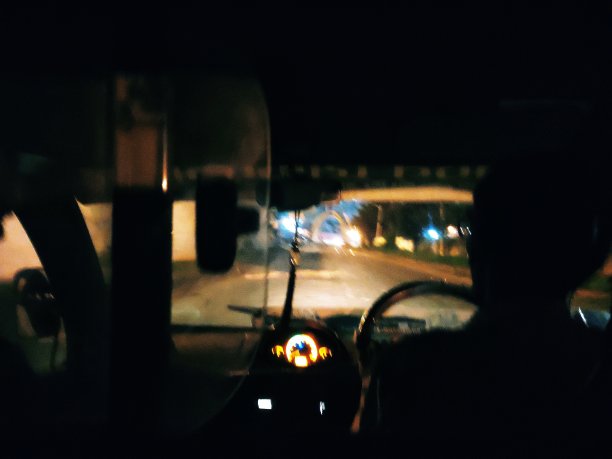 一名司机驾驶一辆当地车辆的模糊照片图片下载