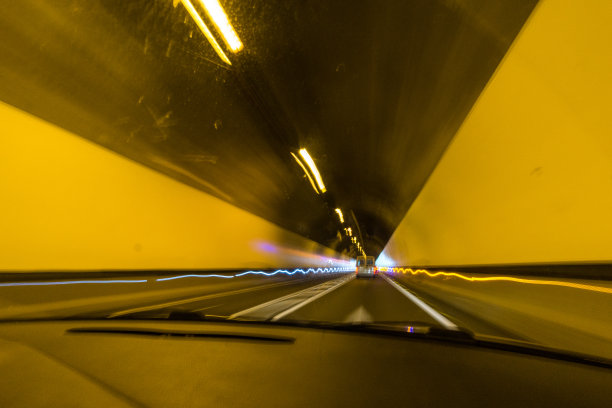 开车时透过挡风玻璃向外看，车灯模糊图片下载