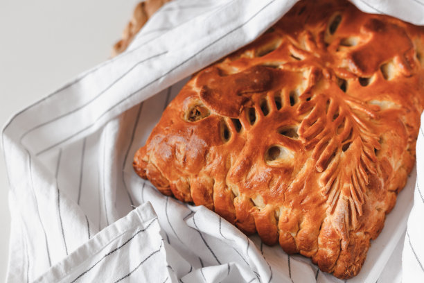 自制的烤派，蘑菇冷却布与复制空间。平铺，俯视图图片下载