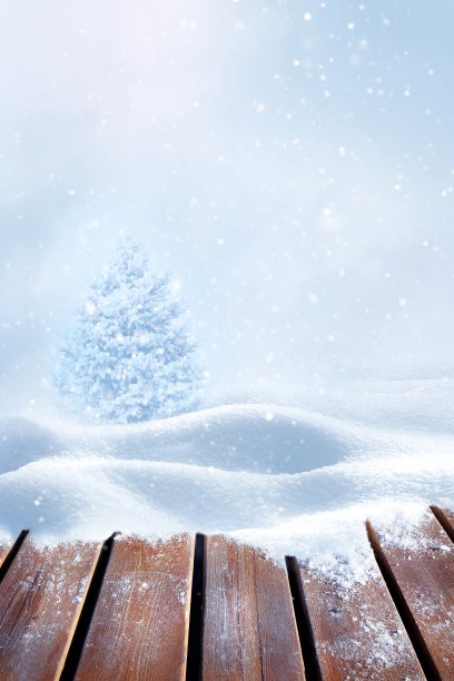 冬季背景为圣诞节设计。木质表面在白色的雪堆和森林中的冬季云杉的背景上。副本的空间。图片下载