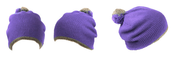 针织帽子与绒球紫色孤立在白色背景图片下载