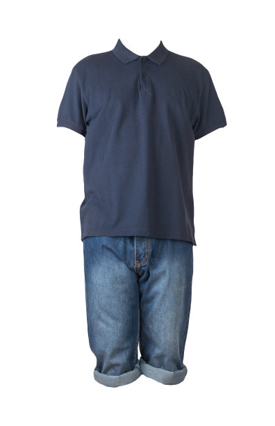 牛仔短裤和t恤衣领上的纽扣孤立在白色背景。图片下载