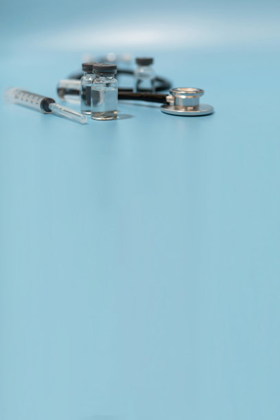 冠状病毒疫苗瓶、听诊器、蓝色底面有复制空间的医疗设备、病毒预防、疫苗接种、医疗技术、科研实验室、新冠疫苗概念图片下载