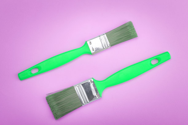 两支画在蓝色纸纹理上的画笔图片下载