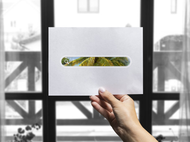 女性手拿纸与搜索栏，人们选择国家，气候旅游，度假在线。图片下载