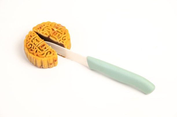 刀切月饼为白色背景，月饼上刻有“红豆沙、卤肉、蛋黄、草莓月饼”字样。图片下载