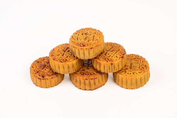 白色背景下的金色月饼。月饼上刻有“红豆沙、卤肉、蛋黄和草莓月饼”。图片下载