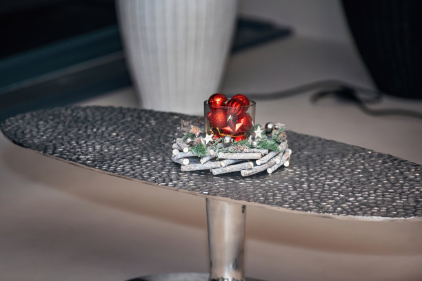 玻璃花瓶、红色圣诞球和桌子上的松枝构成的创意圣诞构图。舒适的家的概念。有选择性的重点图片下载