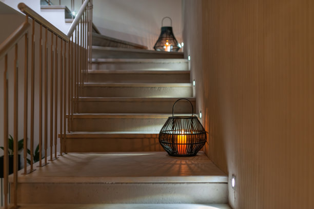 用大胆的灯笼装饰照明的楼梯。现代室内设计。有选择性的重点。图片下载