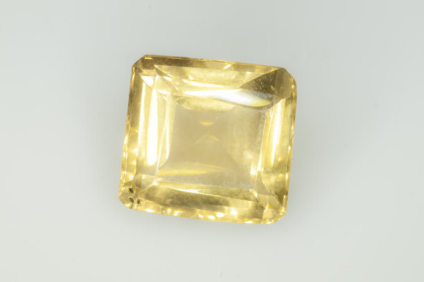 白色背景上的天然黄柠檬黄图片下载