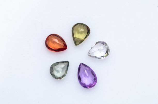 色彩丰富的梨形天然蓝宝石，白色背景图片下载