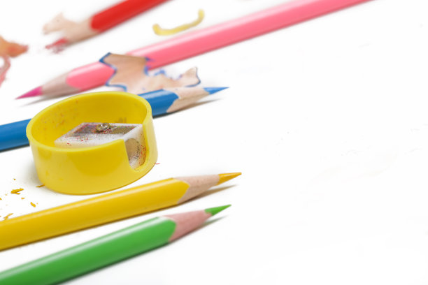 木制彩色铅笔和白色桌子上的刨花。图片下载