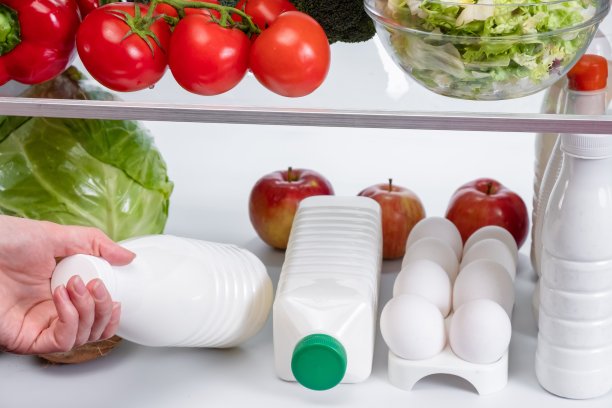 冰箱冷冻天然配料餐，牛奶冷藏。图片下载