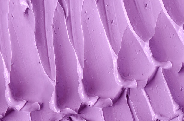 紫泥(藻酸面膜、裹身、洗发香波、护发素)纹理贴近，选择性聚焦。抽象薰衣草背景与笔刷笔触。图片下载