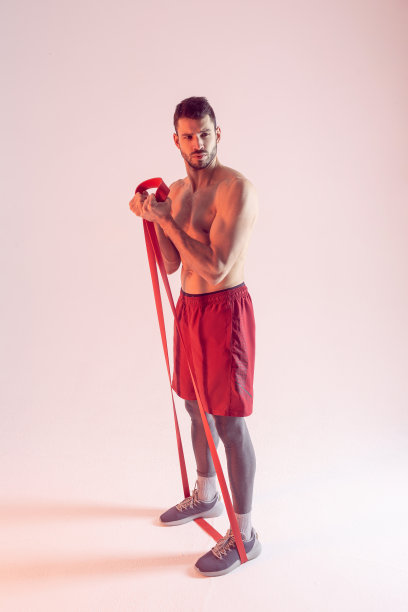 年轻的运动员用抵抗乐队做运动图片下载