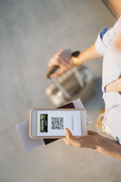 一位匿名女商人在机场使用手机上的数字护照应用程序图片下载