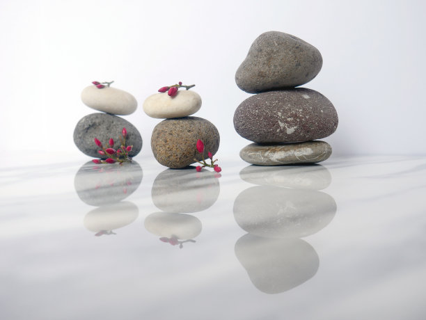 禅意玄武岩和粉红色的花朵在白色大理石的背景图片下载