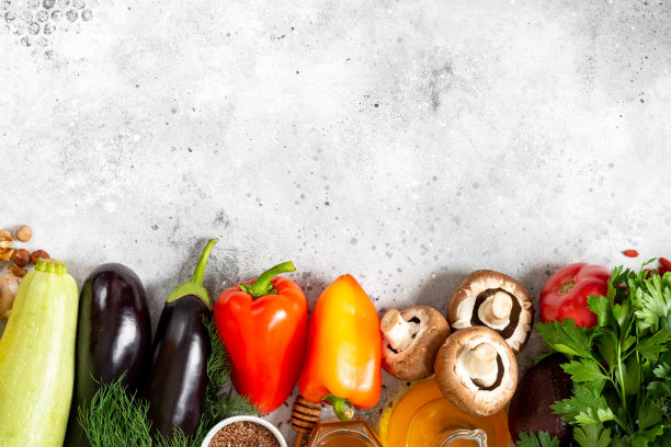 禁食模仿减肥食品。改善健康和减肥。浅灰色背景俯视图上混合了蔬菜、坚果、香草、种子和蘑菇。横幅图片下载