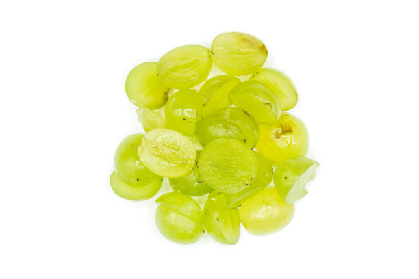 一串葡萄切成一半孤立在白色背景俯视图图片下载