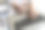 特写照片的女人在西装在笔记本电脑键盘上打字，商业妇女打字聊天的商业伙伴通过在线信使。在通信中使用技术的概念。图片下载
