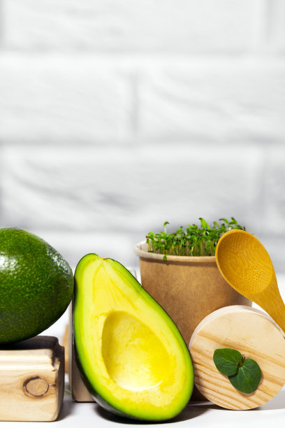 创意静物与牛油果，微绿和勺子在白色背景木制支架和讲台。平衡健康食品。均衡营养的概念。图片下载