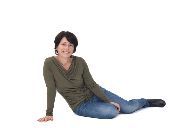 坐在白色背景上的女人图片下载