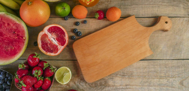 新鲜的水果在木制背景上与复制空间，五颜六色的水果。食品的概念。本空间图片下载