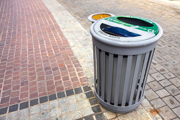 户外公共垃圾桶，设有存放一般废物和可循环再造废物的隔间图片下载