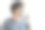 一个亚洲人站在家里的窗户边喝水。图片下载