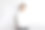 身穿白色连帽衫的亚洲男子在灰色背景下微笑。图片下载