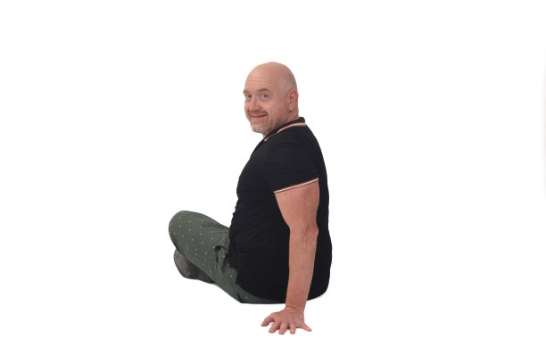 一个人坐在白色背景的地板上图片下载