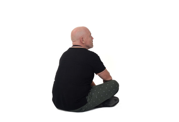 一个人坐在白色背景的地板上图片下载