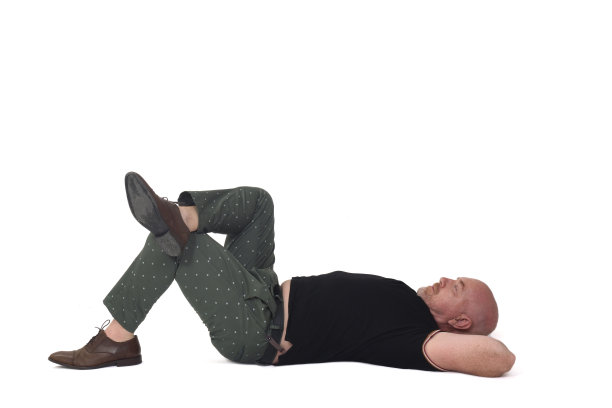 一个人躺在白色背景的地板上图片下载