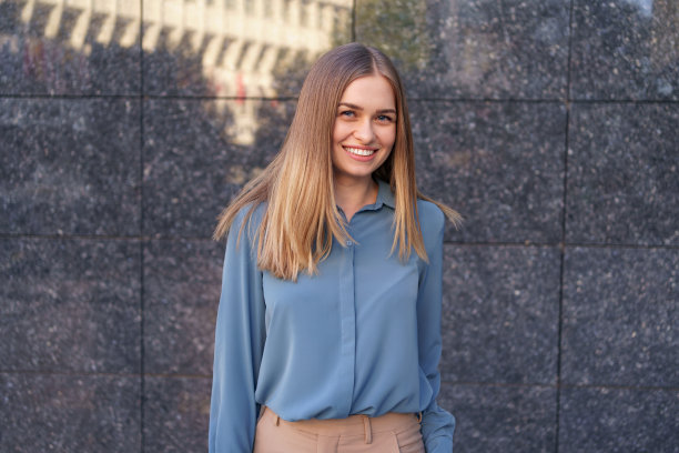 交叉双臂微笑的女人肖像图片下载