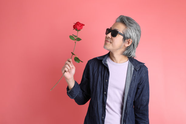 男人在粉红色的图片下载