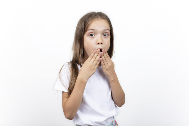 一个小女孩的工作室肖像，她既惊讶又兴奋。图片下载