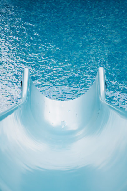 蓝色游泳池与水滑梯图片下载